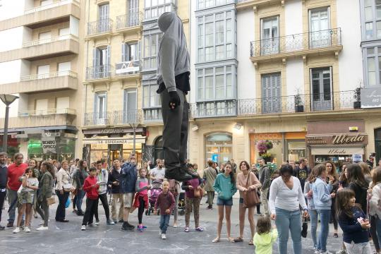 Gran expectación tras la instalación de una de las esculturas.